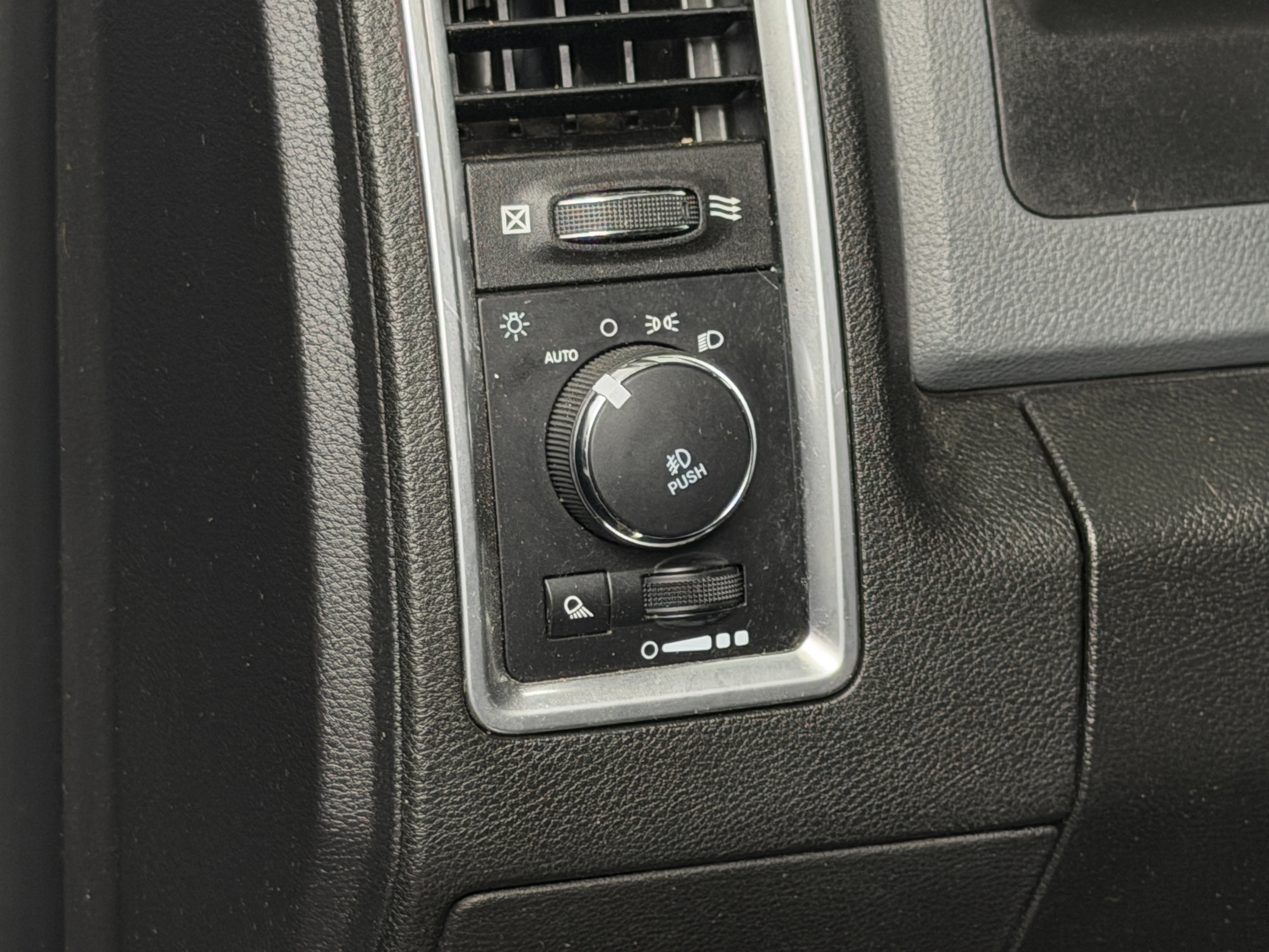 ram ram 1500 classic 2019 1C6RR7GG8KS633028 image ram ram 1500 classic 2019 1C6RR7GG8KS633028 image